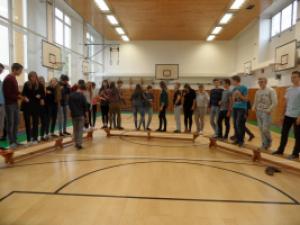 Návštěva žáků a pedagogů partnerského gymnázia v Mettingenu, seznamovací program v tělocvičně gymnázia v Rožnově, 29. 9. - 3. 10. 2017  (foto: Jana Kopřivová)