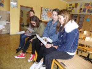 Návštěva žáků a pedagogů partnerského gymnázia v Mettingenu, divadelní workshop v učebně gymnázia v Rožnově, 29. 9. - 3. 10. 2017  (foto: Jana Kopřivová)