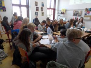 Návštěva žáků a pedagogů partnerského gymnázia v Mettingenu, výtvarná dílna v učebně VV GFPVM, 29. 9. - 2.10. 2017  (foto: Jana Kopřivová)