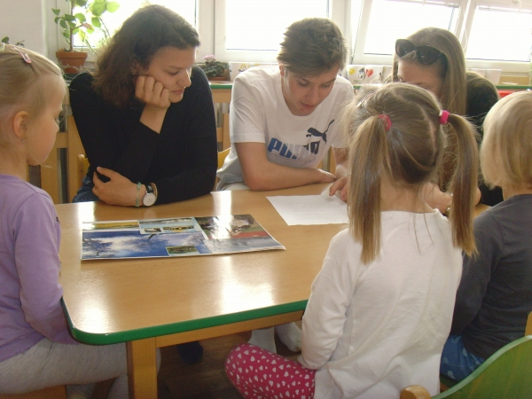 Společná tvorba žáků gymnázia a dětí z MŠ Krhová, 16. 5. 2016 (foto Pavla Lochmanová) (10)