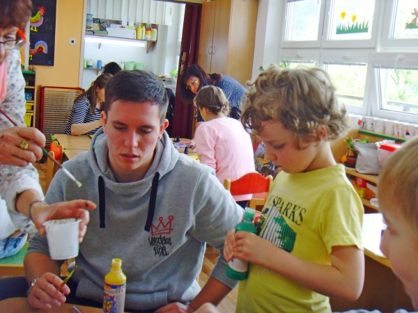 Společná tvorba žáků gymnázia a dětí z MŠ Krhová, 16. 5. 2016 (foto Pavla Lochmanová) (18)