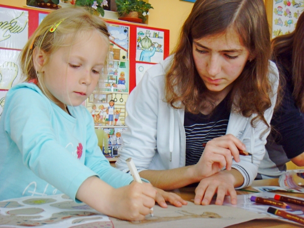 Společná tvorba žáků gymnázia a dětí z MŠ Krhová, 16. 5. 2016 (foto Pavla Lochmanová) (31)