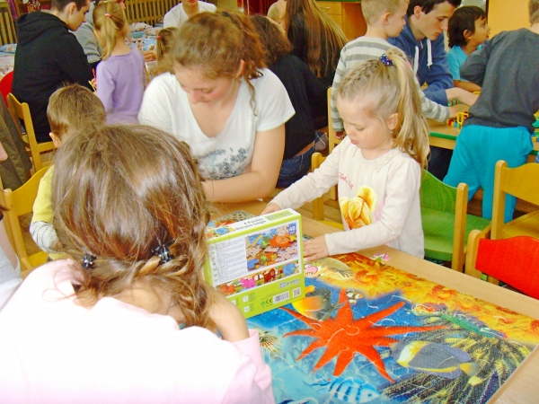 Společná tvorba žáků gymnázia a dětí z MŠ Krhová, 16. 5. 2016 (foto Pavla Lochmanová) (33)