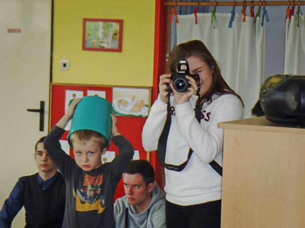 Společná tvorba žáků gymnázia a dětí z MŠ Krhová, 16. 5. 2016 (foto Pavla Lochmanová) (39)