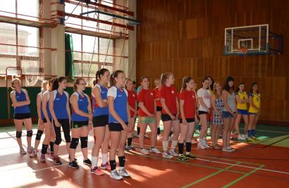 Turnaj přátelství 2016, úvodní nástup účastnic turnaje ve volejbale, tělocvična GFPVM, 10. 6. 2016 (foto Monika Hlosková)