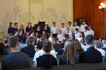 Benefiční koncert sboru Basové G a pěveckého sboru Gymnázia s VJM Šahy, evangelický kostel VM, 10. 6. 2016 (foto Monika Hlosková) (8)