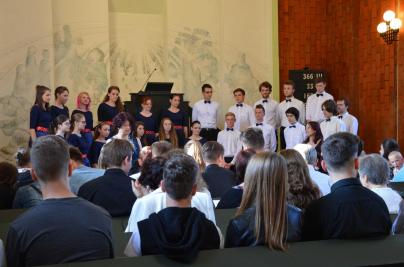 Benefiční koncert sboru Basové G a pěveckého sboru Gymnázia s VJM Šahy, evangelický kostel VM, 10. 6. 2016 (foto Monika Hlosková) (8)