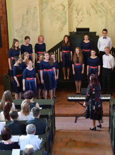 Benefiční koncert sboru Basové G a pěveckého sboru Gymnázia s VJM Šahy, evangelický kostel VM, 10. 6. 2016 (foto Monika Hlosková) (13)