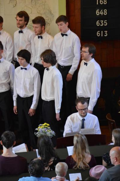 Benefiční koncert sboru Basové G a pěveckého sboru Gymnázia s VJM Šahy, evangelický kostel VM, 10. 6. 2016 (foto Monika Hlosková) (14)