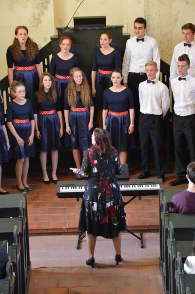 Benefiční koncert sboru Basové G a pěveckého sboru Gymnázia s VJM Šahy, evangelický kostel VM, 10. 6. 2016 (foto Monika Hlosková) (15)