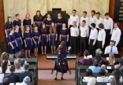 Benefiční koncert sboru Basové G a pěveckého sboru Gymnázia s VJM Šahy, evangelický kostel VM, 10. 6. 2016 (foto Monika Hlosková) (16)