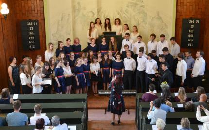 Benefiční koncert sboru Basové G a pěveckého sboru Gymnázia s VJM Šahy, evangelický kostel VM, 10. 6. 2016 (foto Monika Hlosková) (19)