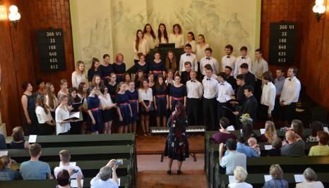 Benefiční koncert sboru Basové G a pěveckého sboru Gymnázia s VJM Šahy, evangelický kostel VM, 10. 6. 2016 (foto Monika Hlosková) (22)