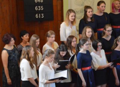 Benefiční koncert sboru Basové G a pěveckého sboru Gymnázia s VJM Šahy, evangelický kostel VM, 10. 6. 2016 (foto Monika Hlosková) (21)