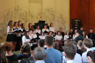 Benefiční koncert sboru Basové G a pěveckého sboru Gymnázia s VJM Šahy, evangelický kostel VM, 10. 6. 2016 (fotoPavel Novosád)