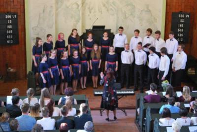 Benefiční koncert sboru Basové G a pěveckého sboru Gymnázia s VJM Šahy, evangelický kostel VM, 10. 6. 2016 (foto Pavel Novosád) (3)