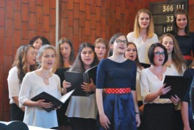 Benefiční koncert sboru Basové G a pěveckého sboru Gymnázia s VJM Šahy, evangelický kostel VM, 10. 6. 2016 (foto Pavel Novosád) (5)