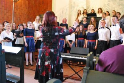 Benefiční koncert sboru Basové G a pěveckého sboru Gymnázia s VJM Šahy, evangelický kostel VM, 10. 6. 2016 (foto Pavel Novosád) (6)