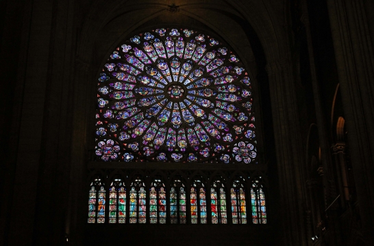 Za krásami Francie a Anglie, katedrála Notre-Dame v Paříži, vitráž, červen 2016 (foto Mojmír Zetek)