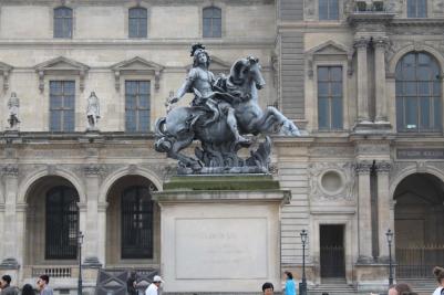 Za krásami Francie a Anglie, Paříž - Musée du Louvre, socha Ludvíka XIV., červen 2016 (foto Mojmír Zetek)