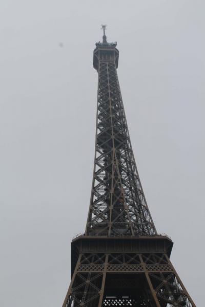 Za krásami Francie a Anglie, Paříž - Eiffelovka v mlze, červen 2016 (foto Mojmír Zetek)