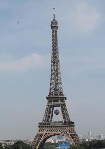 Za krásami Francie a Anglie, Paříž - Eiffelova věž, červen 2016 (foto Mojmír Zetek)