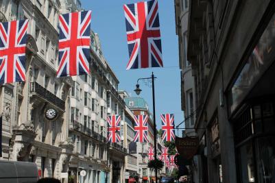 Za krásami Francie a Anglie, Londýn - výzdoba ulic na počest královny Alžběty II., červen 2016 (foto Mojmír Zetek)