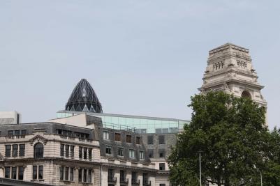 Za krásami Francie a Anglie, Londýn - The Tower, pohled na moderní budovy, červen 2016 (foto Mojmír Zetek)