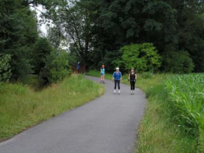 In-line bruslaři na trase z ValMezu do Rožnova, 27. 6. 2016 (foto: Monika Hlosková)