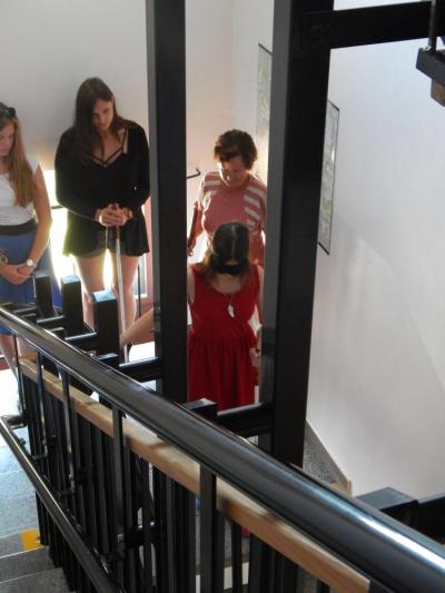 Den o životě nevidomých - chůze po schodech s holí, 29. 6. 2016, GFPVM (foto: Barbora Šimíčková)