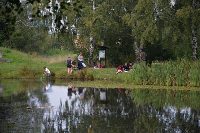 Terénní zoologická exkurze, rybník v areálu bývalých kasáren Valašské Meziříčí, 2. 9. 2016 (foto: Monika Hlosková)