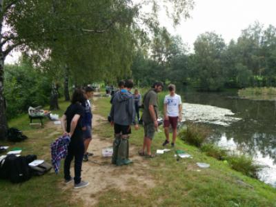 Terénní zoologická exkurze, rybník v areálu bývalých kasáren Valašské Meziříčí, 2. 9. 2016 (foto: Pavel Groh)