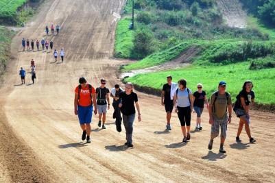 Sportovně-turistický kurz, Čekyně u Přerova, 5.-9. 9. 2016, turistika v motokrosovém poli (foto: Pavel Novosád)