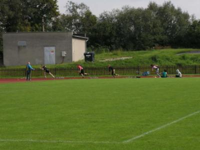 Corny okresní kolo SŠ poháru v lehké atletice, štafeta dívky6, stadion Valašské Meziříčí, 20. 9. 2016 (foto Monika Hlosková)