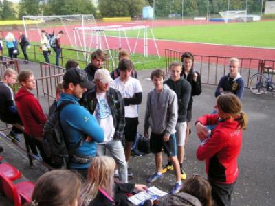 Corny okresní kolo SŠ poháru v lehké atletice, vyhlášení výsledků - vítězný tým chlapců, stadion Valašské Meziříčí, 20. 9. 2016 (foto Monika Hlosková)