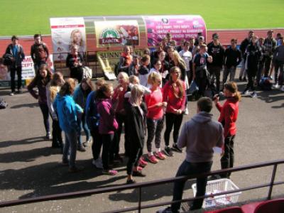 Corny okresní kolo SŠ poháru v lehké atletice, vyhlášení výsledků - vítězný tým dívek1, stadion Valašské Meziříčí, 20. 9. 2016 (foto Monika Hlosková)