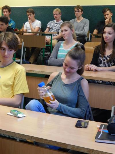 Hodina moderní chemie, ucebna GFPVM, Já chci vidět zelenou barvu., 13. 10. 2016 (foto Pavel Groh) (16)