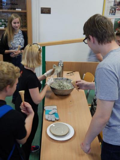 Hodina moderní chemie, ucebna GFPVM, ochutnávka zmrzliny, 13. 10. 2016 (foto Pavel Groh) (12)