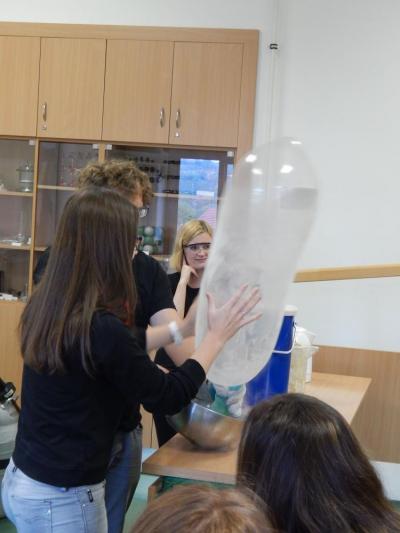 Hodina moderní chemie, ucebna GFPVM, praskne nebo ne, 13. 10. 2016 (foto Pavel Groh) (24)