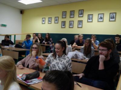 Hodina moderní chemie, učebna GFPVM, hrátky s barevným semaforem,  13. 10. 2016 (foto Pavel Groh) (27)