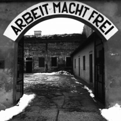 30. Nápis nad vstupem, připomínající koncentrační tábory. Foto K. Kantor