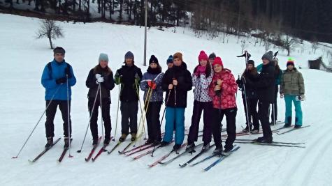 Lyžařský kurz 1. A a 3.  E,  snowboard 2 a lyže 4 na běžkách, 7. 2. 2017 (foto: Vojtěch Blabla)