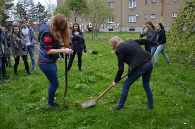 Sázení třídních stromů, ulice Nádražní, 5. 5. 2017 (foto Monika Hlosková) (9)