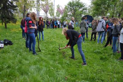 Sázení třídních stromů, ulice Nádražní, 5. 5. 2017 (foto Monika Hlosková) (11)