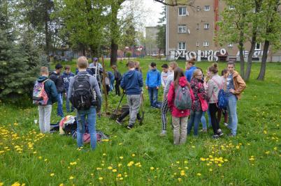 Sázení třídních stromů, ulice Nádražní, 5. 5. 2017 (foto Monika Hlosková) (22)