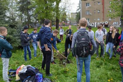 Sázení třídních stromů, ulice Nádražní, 5. 5. 2017 (foto Monika Hlosková) (24)