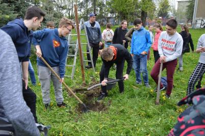 Sázení třídních stromů, ulice Nádražní, 5. 5. 2017 (foto Monika Hlosková) (25)