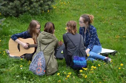 Sázení třídních stromů, ulice Nádražní, 5. 5. 2017 (foto Monika Hlosková) (28)