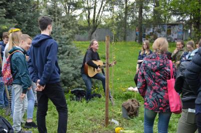 Sázení třídních stromů, ulice Nádražní, 5. 5. 2017 (foto Monika Hlosková) (33)