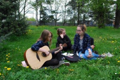 Sázení třídních stromů, ulice Nádražní, 5. 5. 2017 (foto Hynek Bartošek) (8)